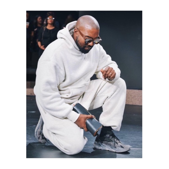 Adidas Yeezy Boost 700 V2 Vanta - Picture 3 of 15